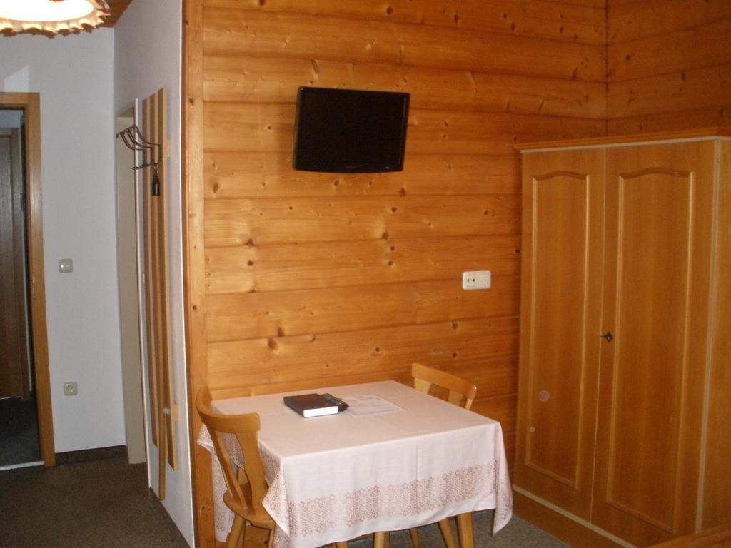 Alpengasthof Zur Loisach Hotel Grossweil Szoba fotó