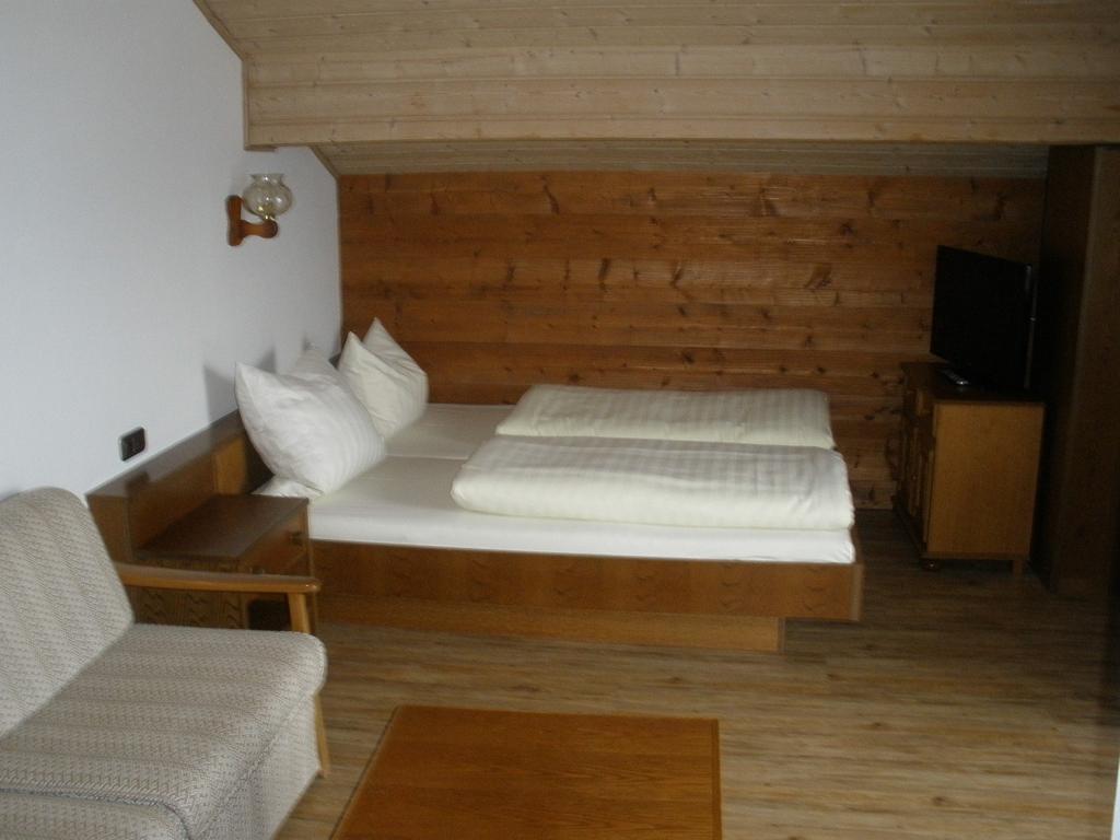 Alpengasthof Zur Loisach Hotel Grossweil Szoba fotó